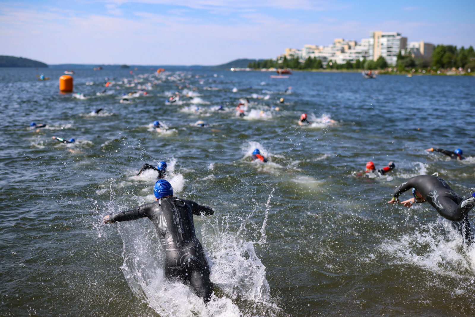 Urheilijat kilpailevat uintiosuudessa vuoden 2022 Ironman 70.3 kisassa.
