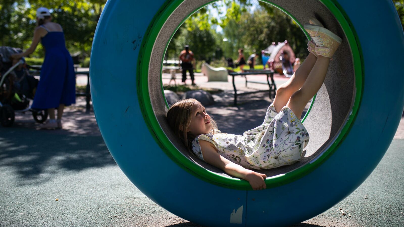 Lapsi leikkii perhepuistossa