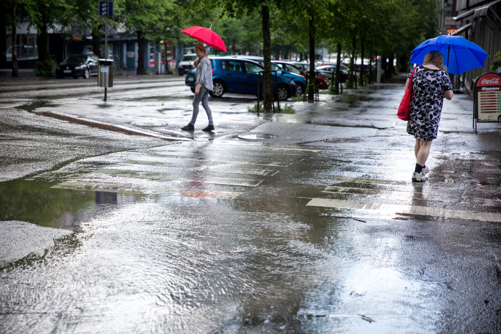 kaksi kulkijaa sateisessa kaupungissa
