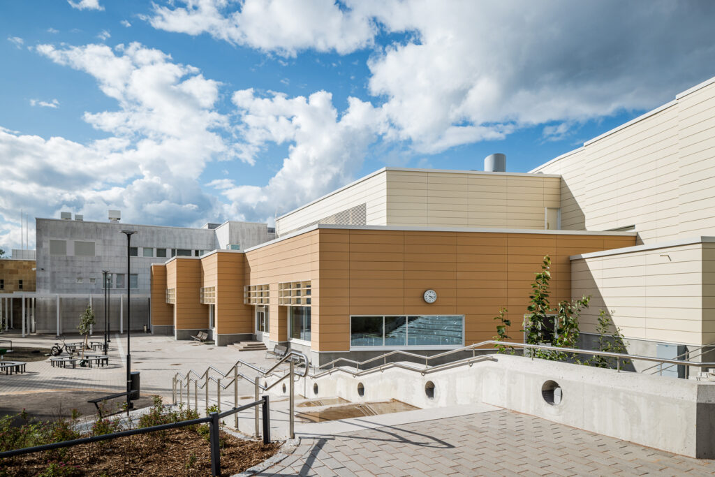 Paavolan kampus kuvattuna ulkopuolelta.