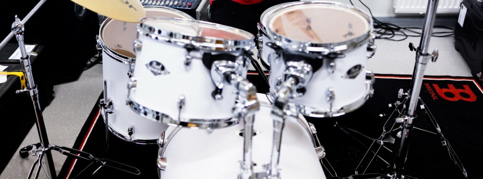 Lähikuva valkoisista rummuista.