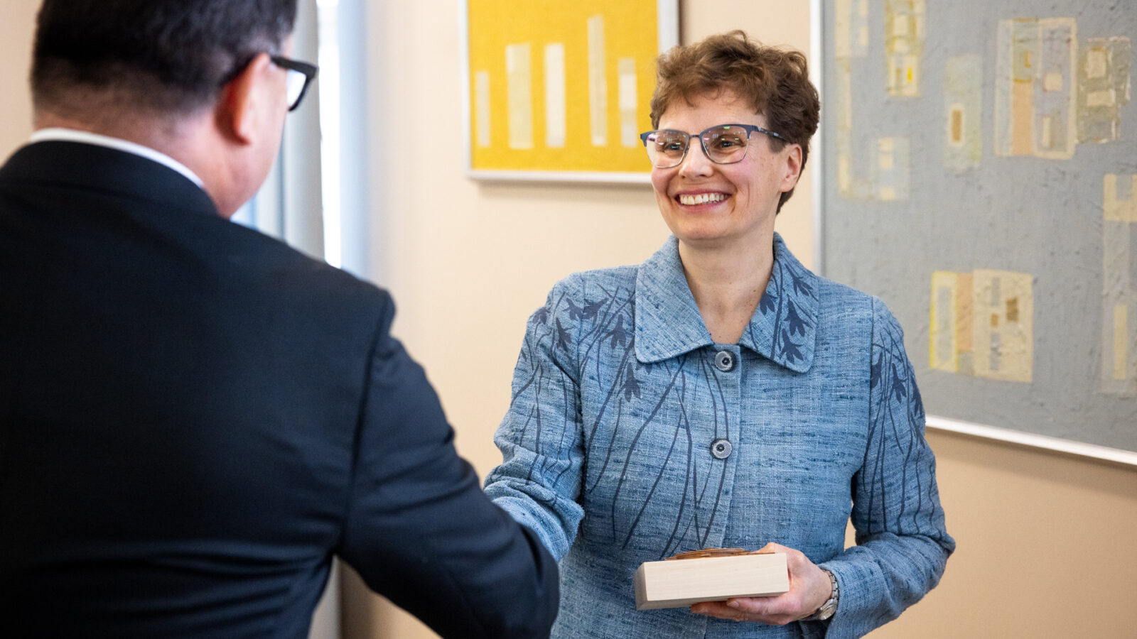 Annamari Jukko vastaanottaa palkinnon.