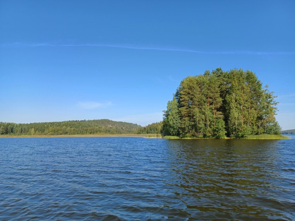 Kuvassa Arräjärveä, joka liplattaa sinisenä ja taivaskin on sininen.