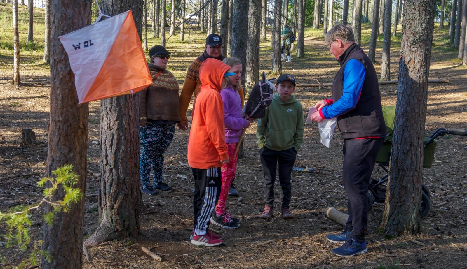 Suunnistajia metsässä