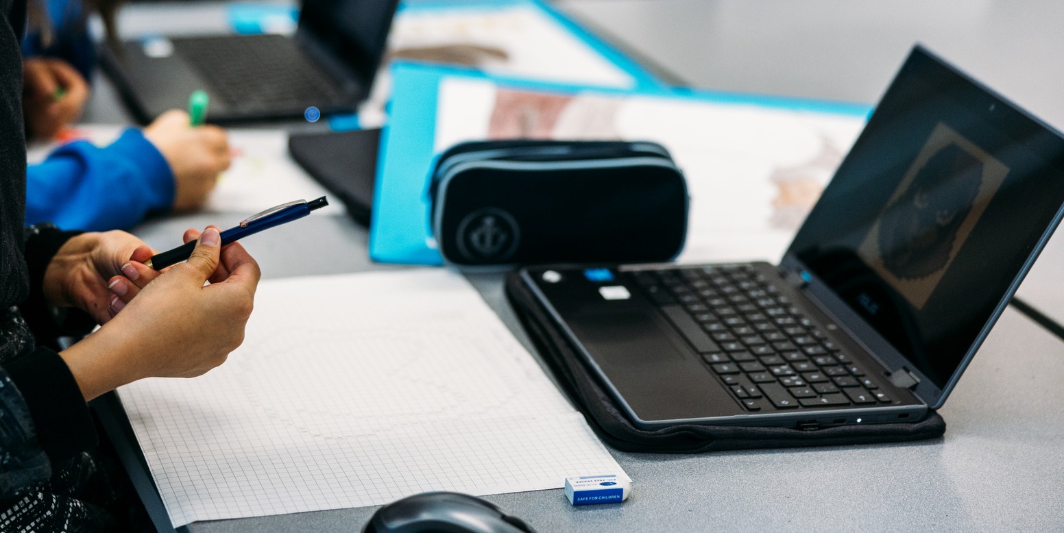 Kuvassa opiskeluvälineitä