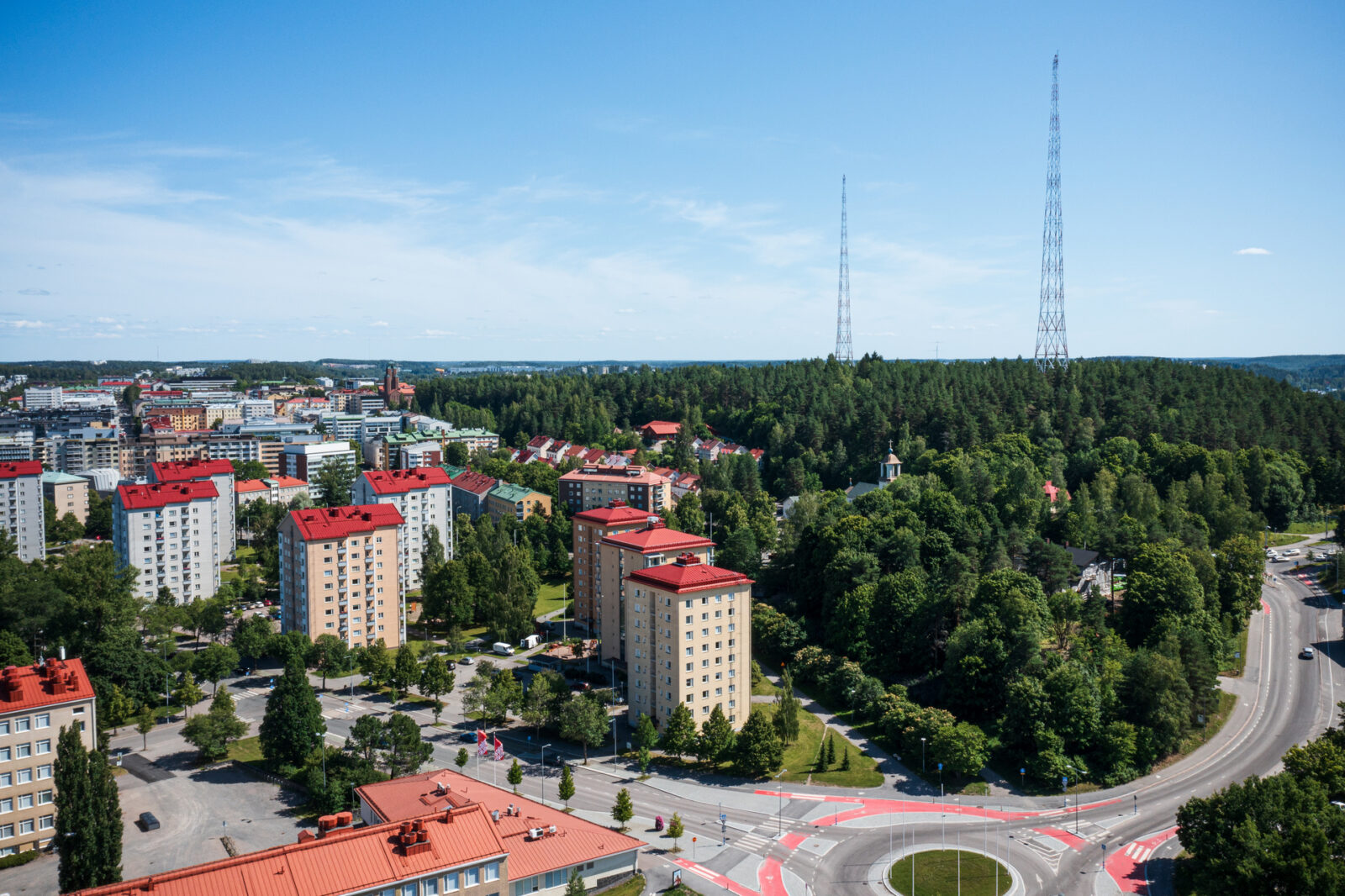Ilmakuva Lahden keskustasta, taustalla näkyvät radiomastot.