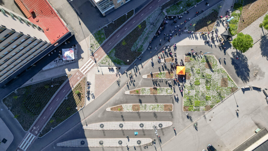 Ilmakuvassa näkyy kuinka kukkaistutusalueiden muodot muistuttavat vanhan linja-autoaseman laitureita.