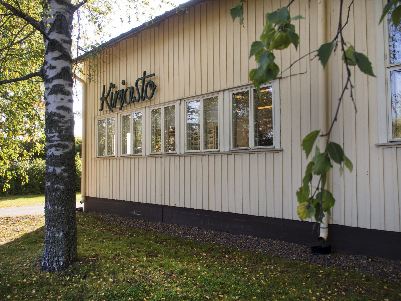 Kuvassa Launeen puinen kirjastorakennus