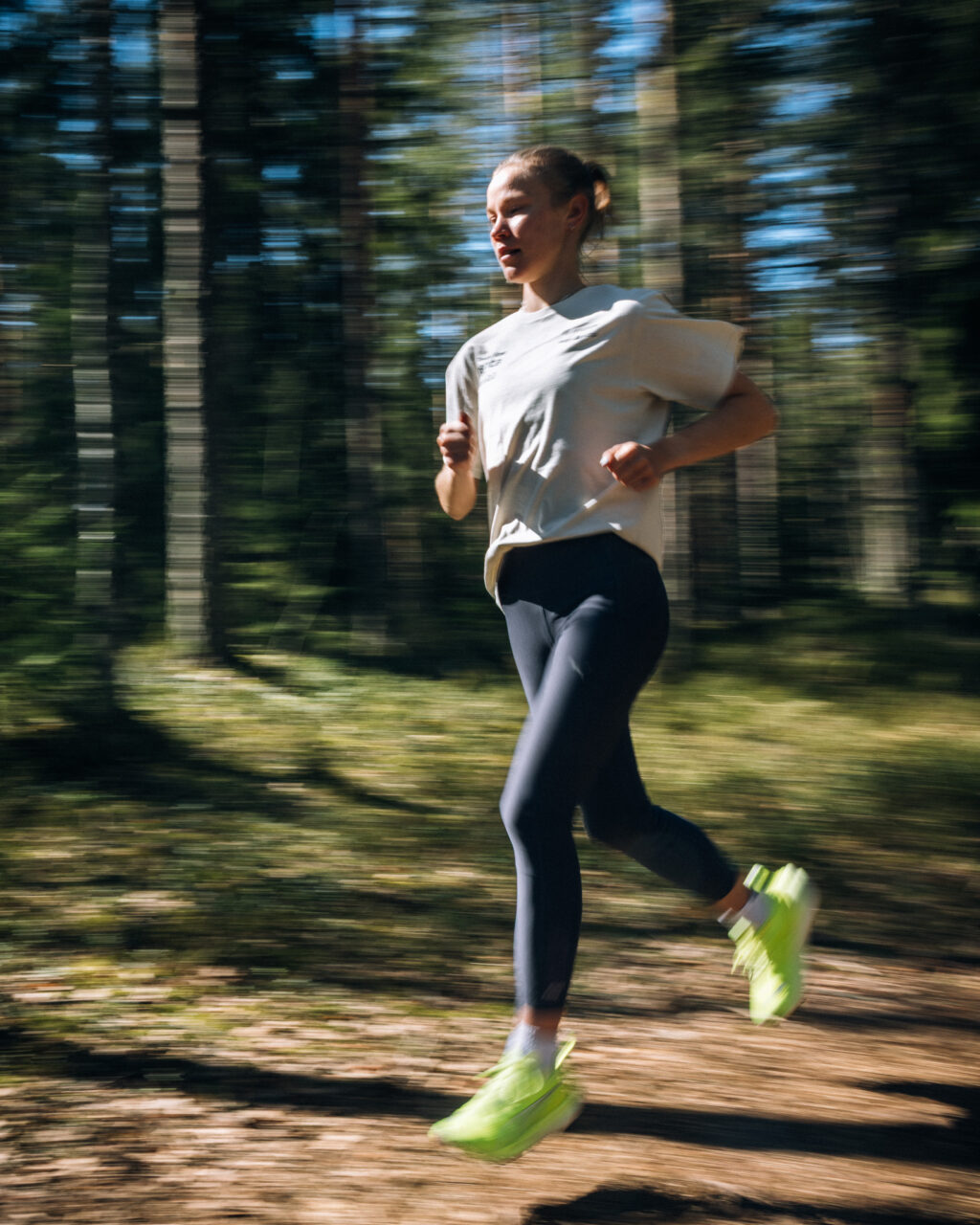 Ilona Mononen juoksee metsäpolulla.