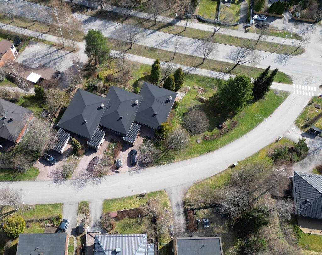 Ilmakuva osoitteesta Mesikämmenkatu 1, Jalkaranta, Lahti. Kuvassa kaksi tietä ja niiden ympärillä omakotitaloja ja vihreää kasvillisuutta.