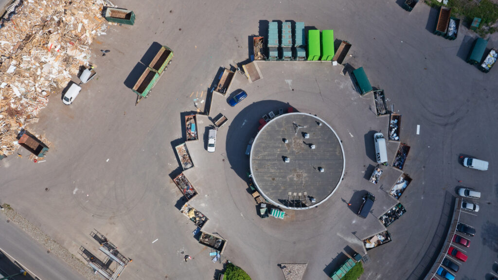 Ilmakuva jätteenlajittelulaitoksen pihalta.