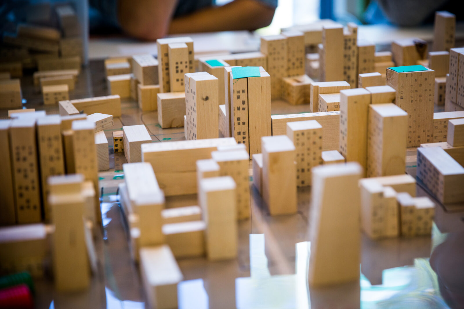 Kuvassa pelinappuloita kaupunkisuunnittelupelissä